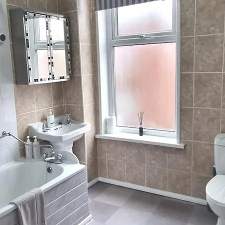Apartment Be Our Guest! Stylish-free Parking-central Location