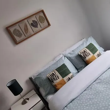 Apartment Be Our Guest! Stylish-free Parking-central Location *