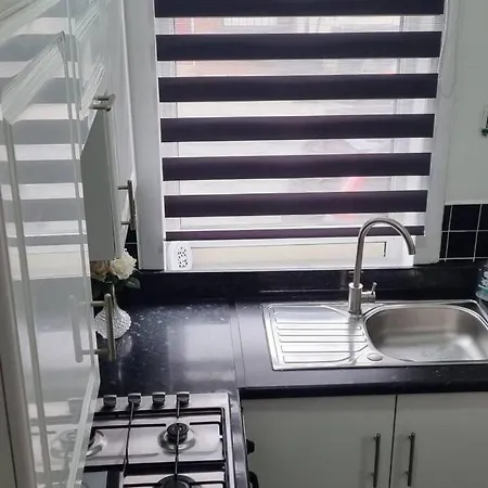 Be Our Guest! Stylish-free Parking-central Location Apartment