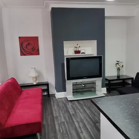 Apartment Be Our Guest! Stylish-free Parking-central Location *